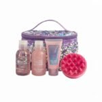 SET DE CUIDADO PERSONAL DE ROSA, LAVANDA Y SANDALO, GEL DE DUCHA 100ML, CREMA CORPORAL 50ML, SHAMPOO 2 EN 1 100ML, CEPILLO CAPILAR, COSMETIQUERA BODY SENSE