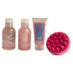 SET DE CUIDADO PERSONAL DE ROSA, LAVANDA Y SANDALO, GEL DE DUCHA 100ML, CREMA CORPORAL 50ML, SHAMPOO 2 EN 1 100ML, CEPILLO CAPILAR, COSMETIQUERA BODY SENSE