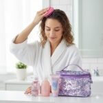 SET DE CUIDADO PERSONAL DE ROSA, LAVANDA Y SANDALO, GEL DE DUCHA 100ML, CREMA CORPORAL 50ML, SHAMPOO 2 EN 1 100ML, CEPILLO CAPILAR, COSMETIQUERA BODY SENSE